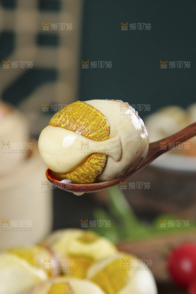 勺子上舀着活珠子