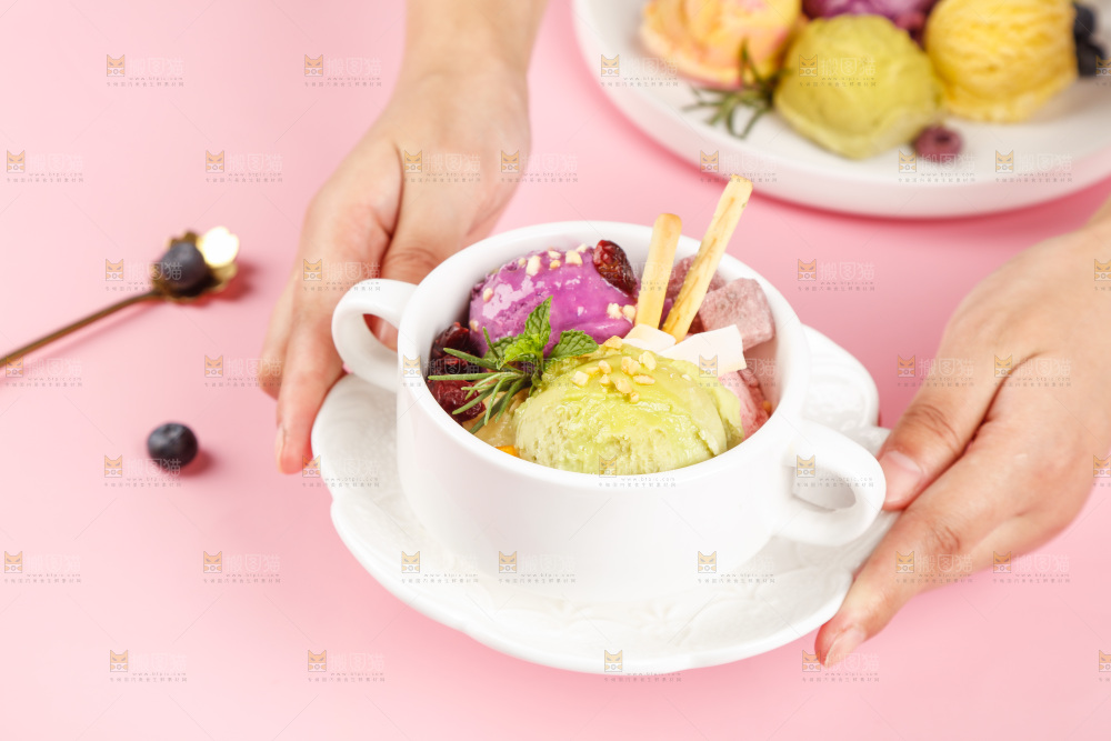 手上端着一碗冰激凌