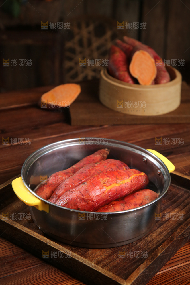 蒸笼里放着西瓜红蜜薯