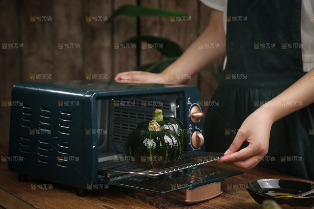 正在放在微波炉里的南瓜
