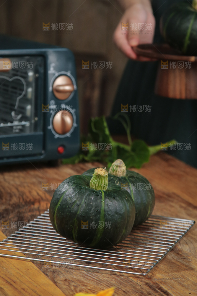 木底上放着贝贝南瓜