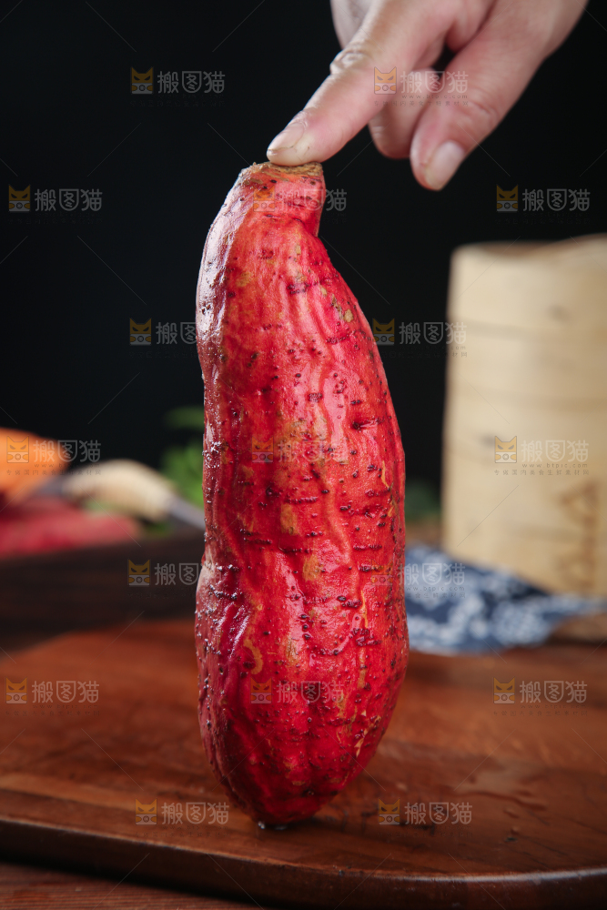 木底上放着西瓜红蜜薯