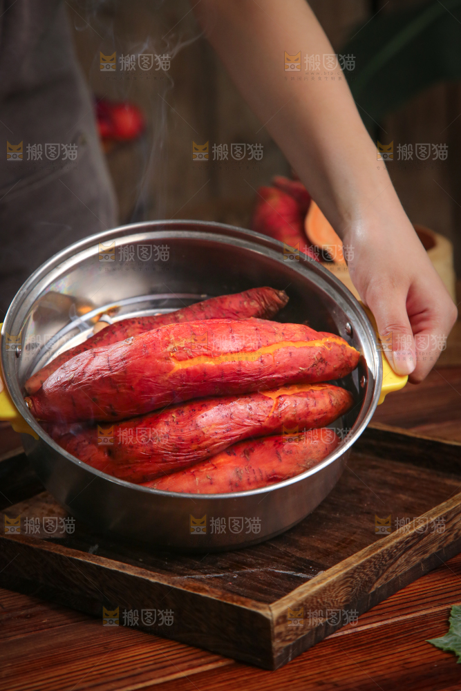 手上端着一笼西瓜红蜜薯