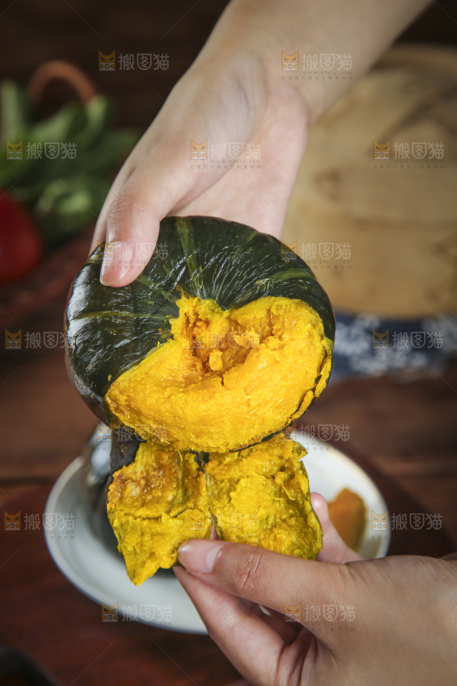 手上拿着贝贝南瓜