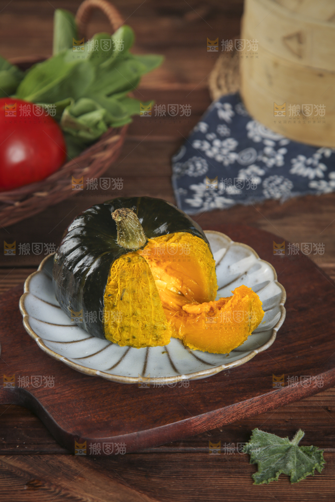 盘子里放着贝贝南瓜