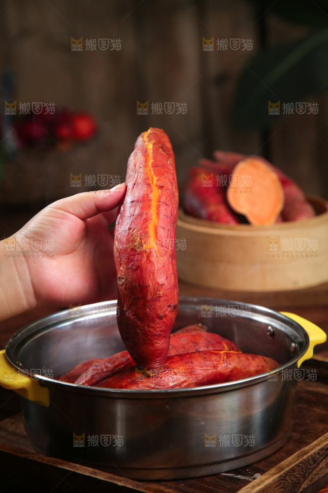 手上拿着西瓜蜜薯