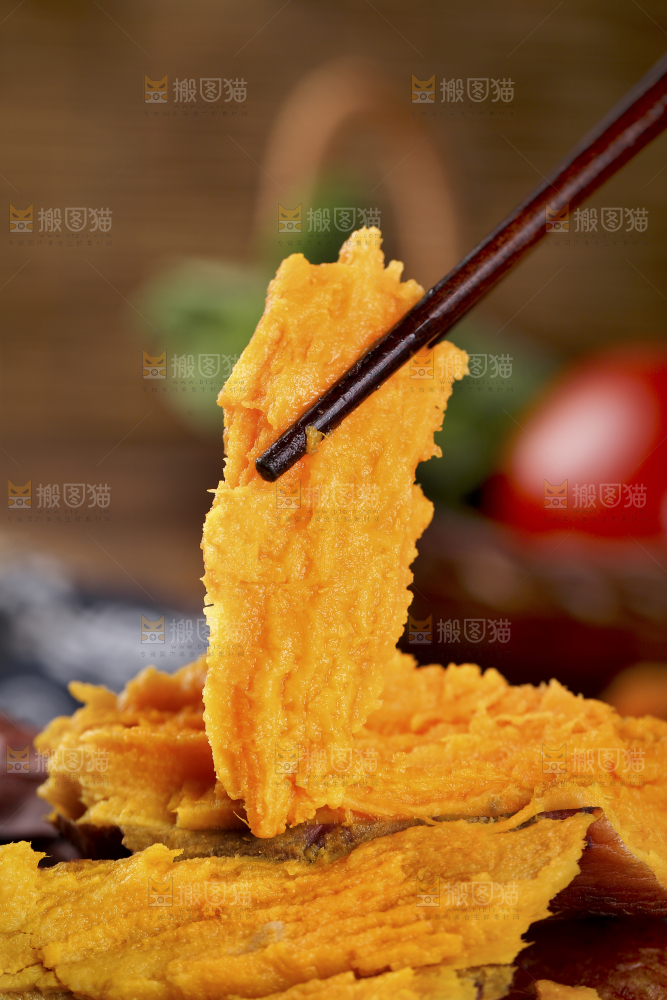 筷子上夹着红蜜薯