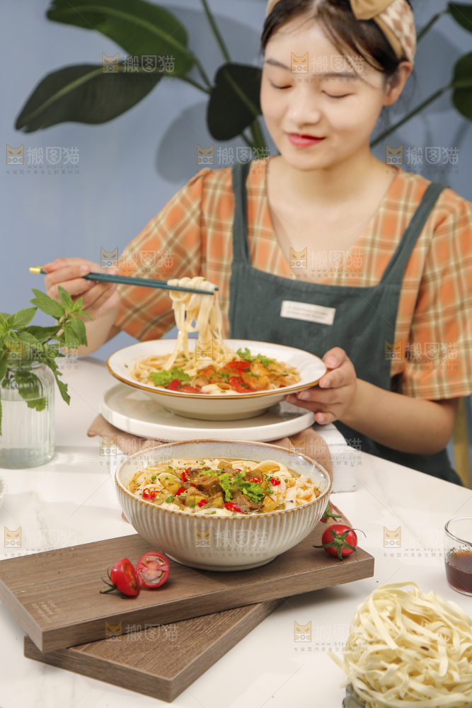 女孩手上端着一碗牛腩拉面