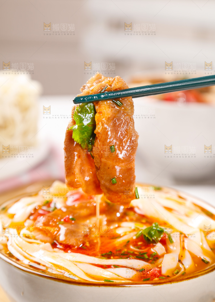 筷子上夹着的牛肉