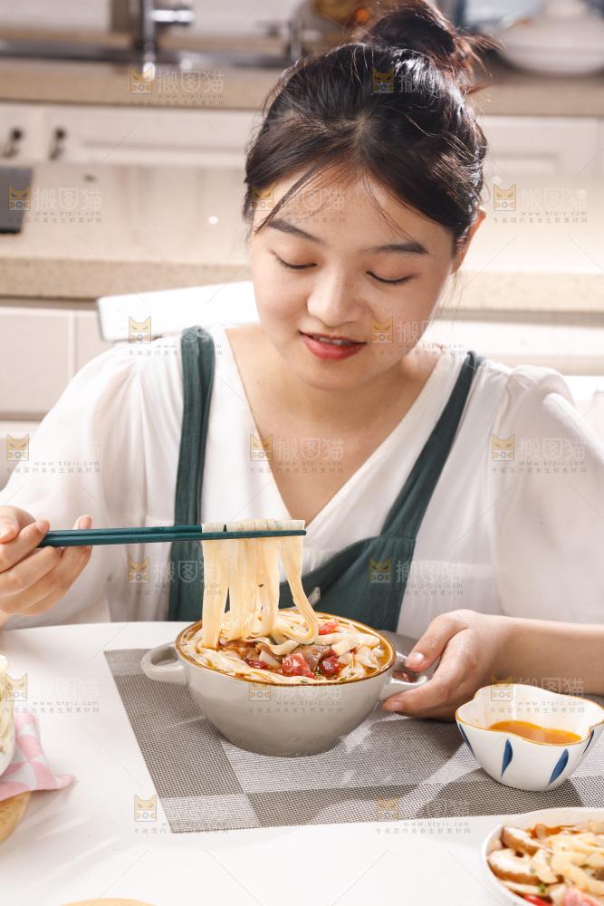 女孩正在吃拉面