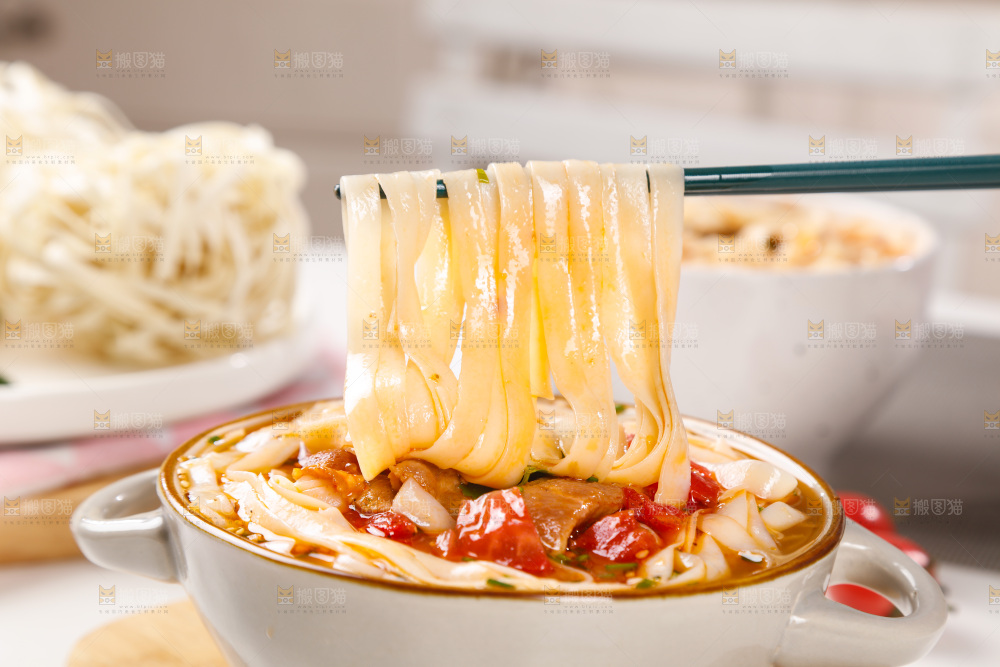 筷子上夹着的拉面