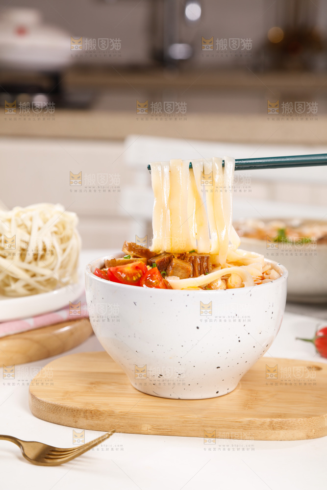筷子上夹着的拉面