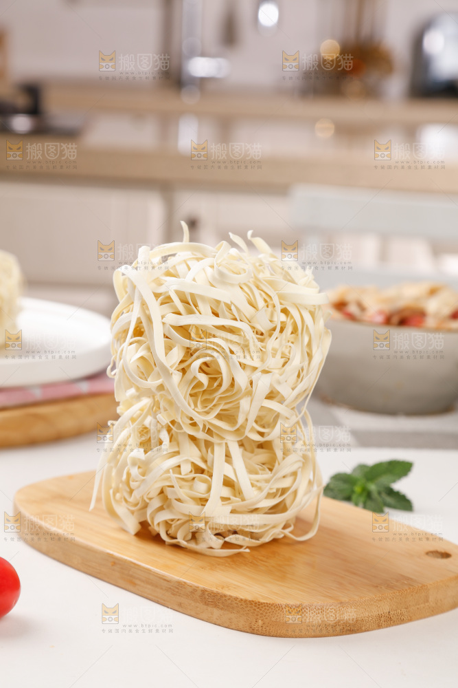 木板上放着拉面面饼