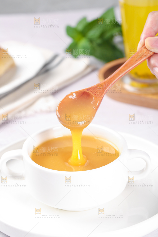 勺子上舀着蜂蜜