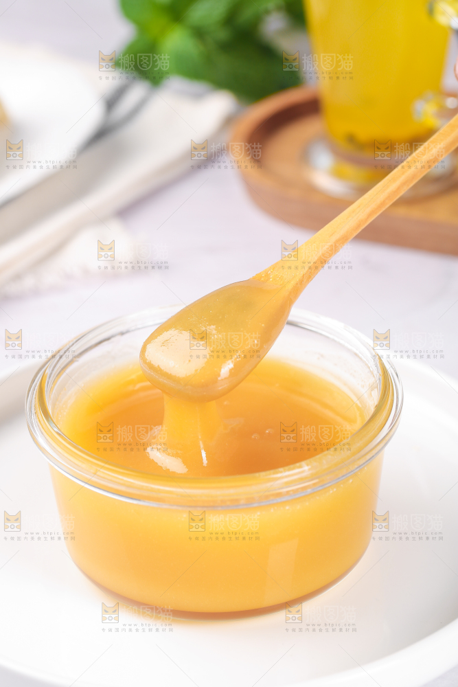 勺子上舀着蜂蜜
