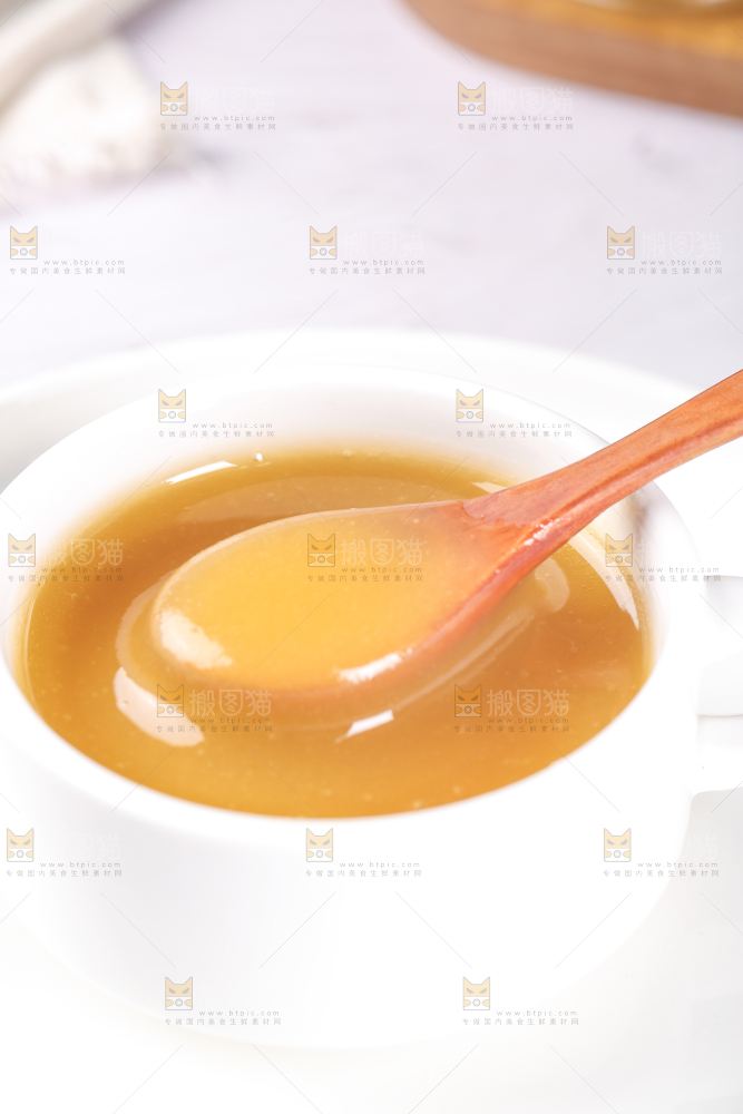 勺子上舀着蜂蜜