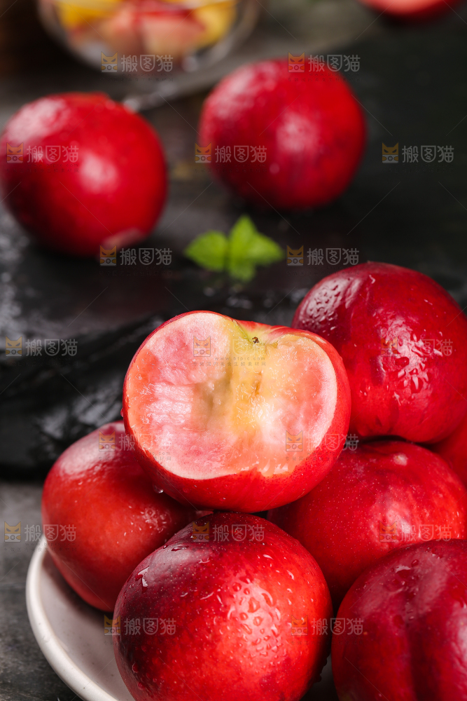 深底上放着一盘红油桃