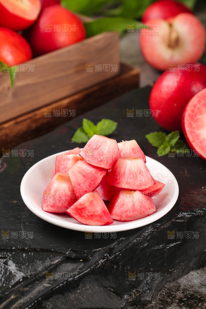黑底上放着一篮红油桃