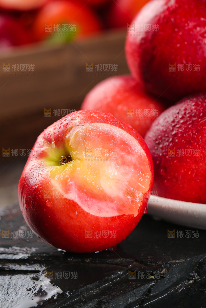 黑底上放着红油桃