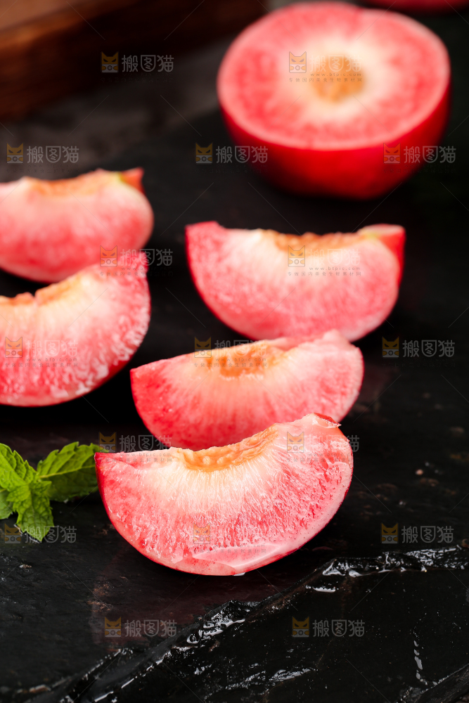 石底上放着切开的红油桃