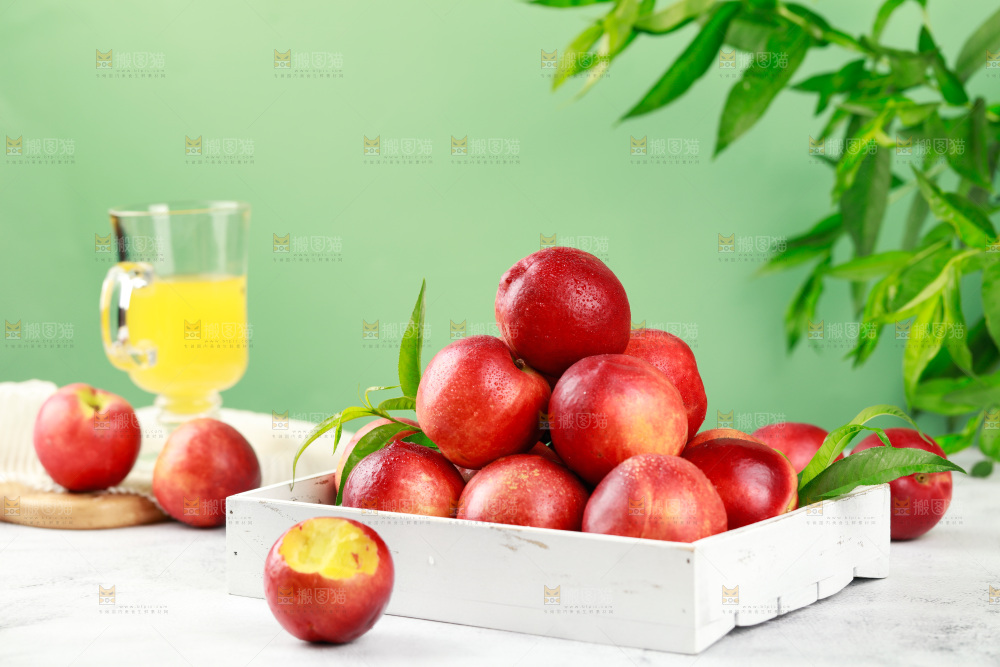 盒子里放着红油桃