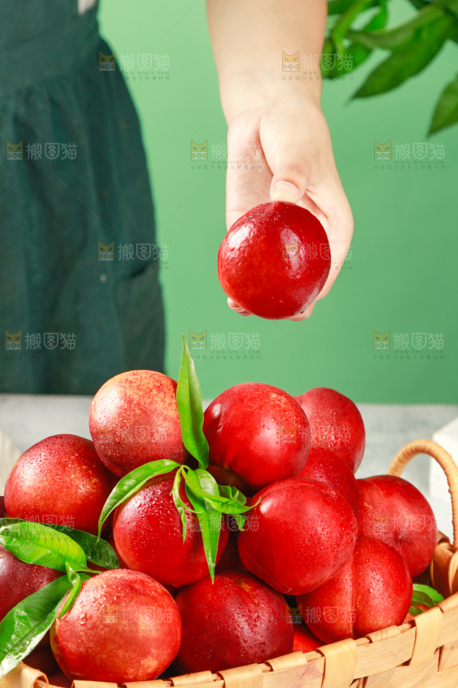 手上拿着红油桃