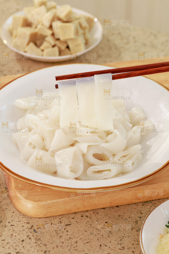 筷子上夹着凉皮