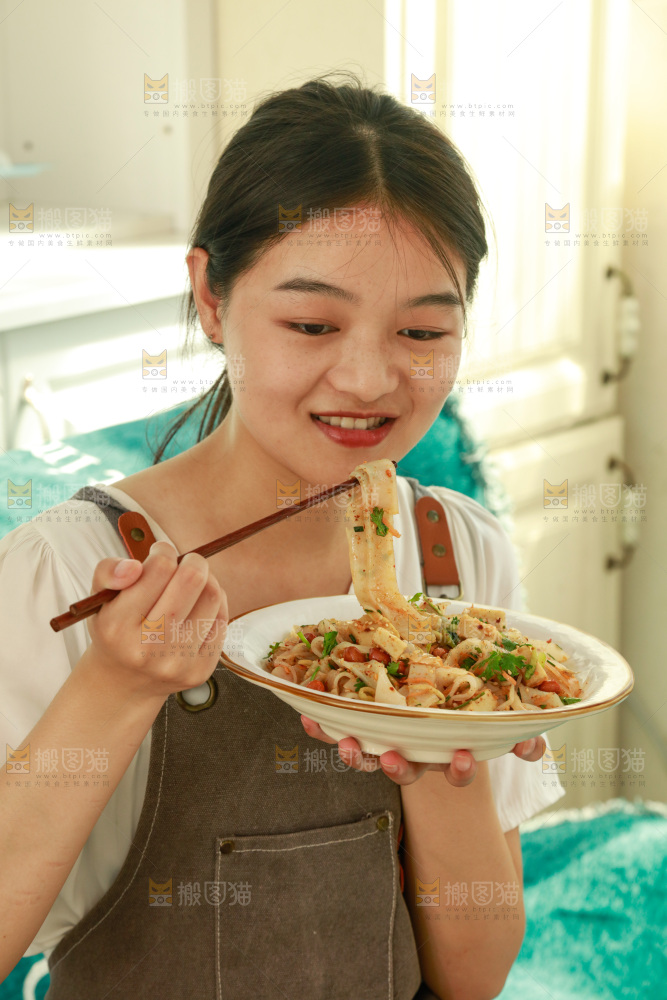 女孩正在吃凉皮