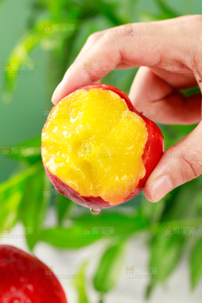 手上拿着红油桃