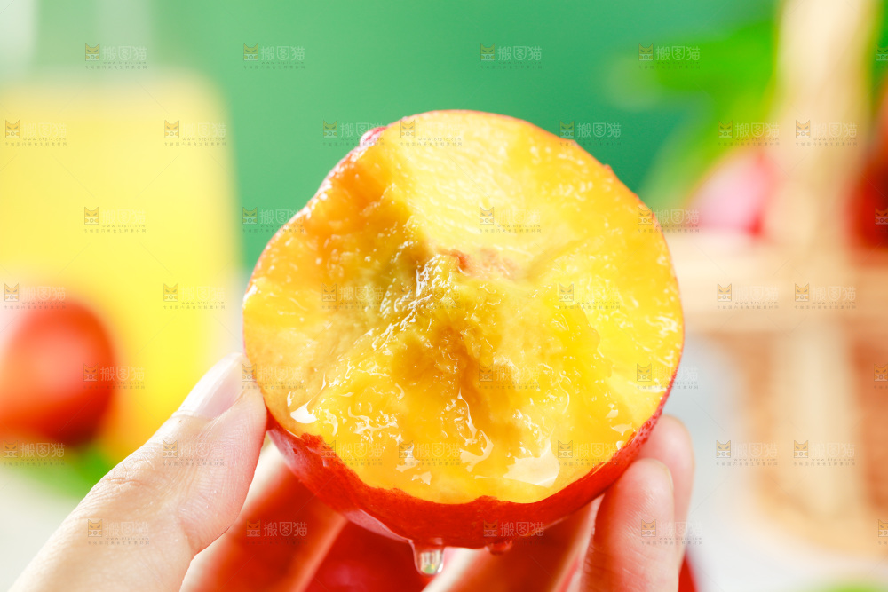 手上拿着红油桃