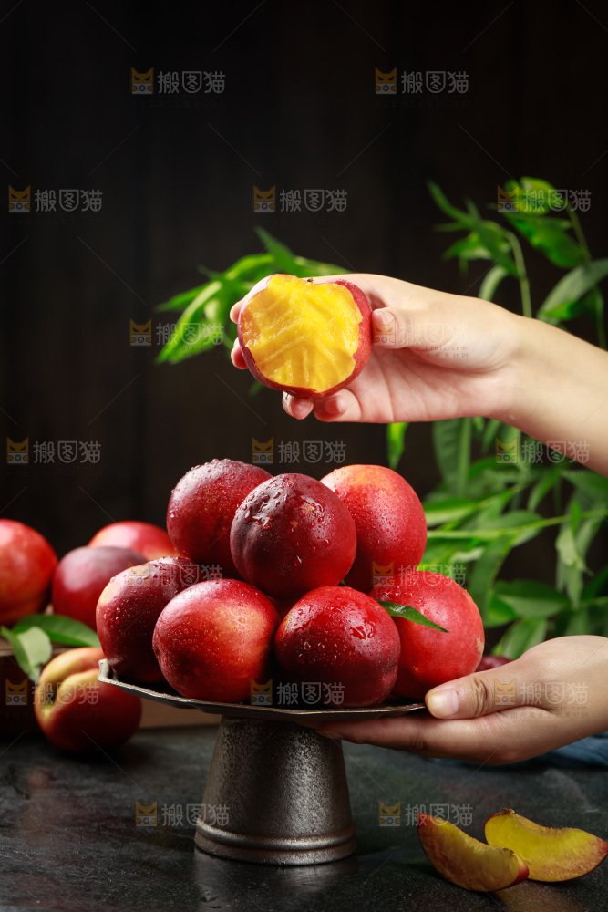 手上捧着一盘油桃