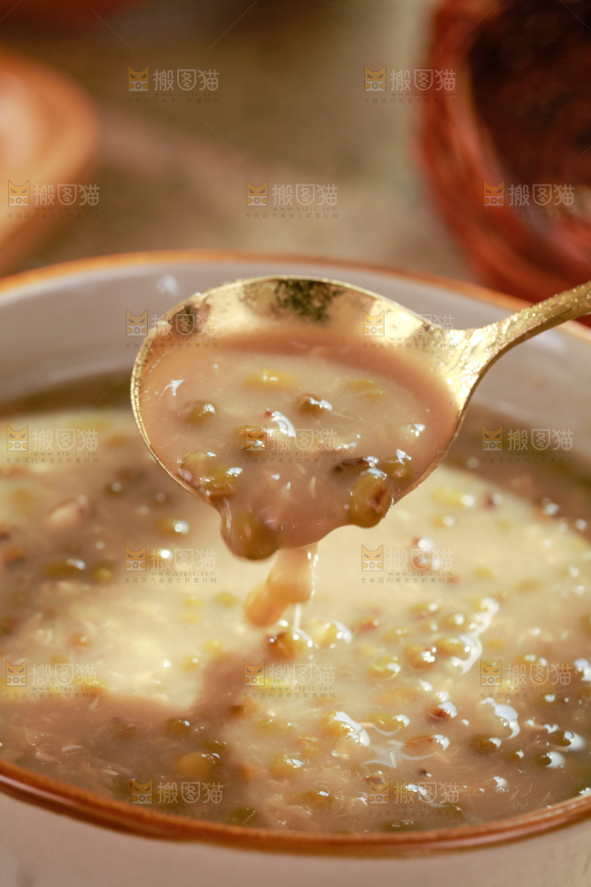 勺子上舀着绿豆汤