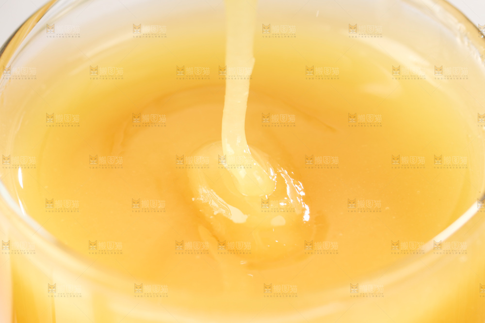 杯子里装着蜂王浆