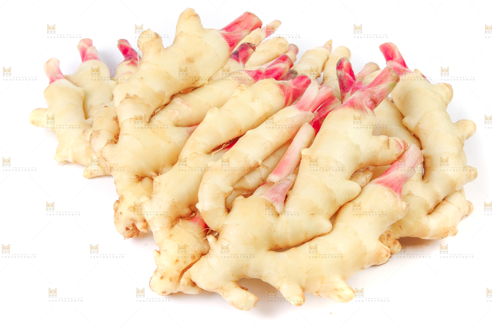 白底上放着红芽嫩姜