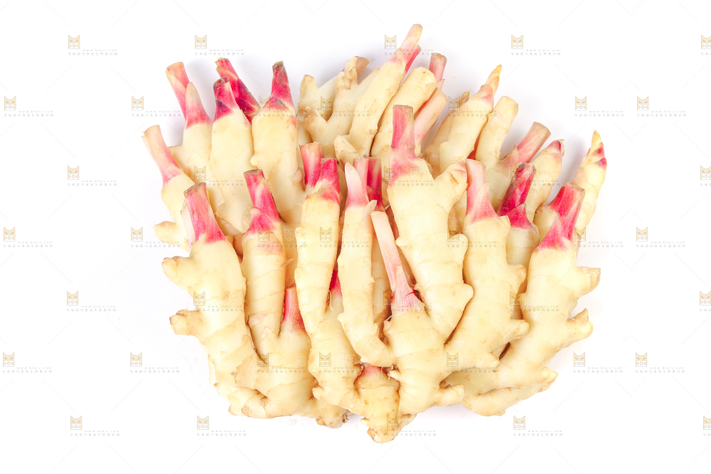 白底上放着红芽嫩姜