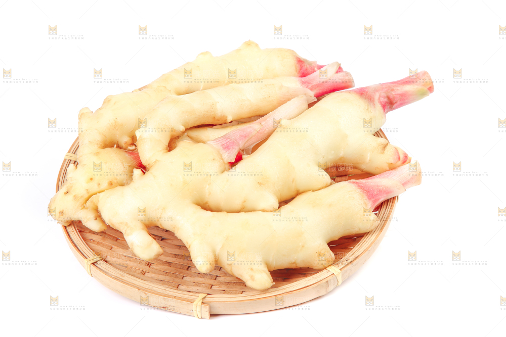 白底上放着一篮嫩姜