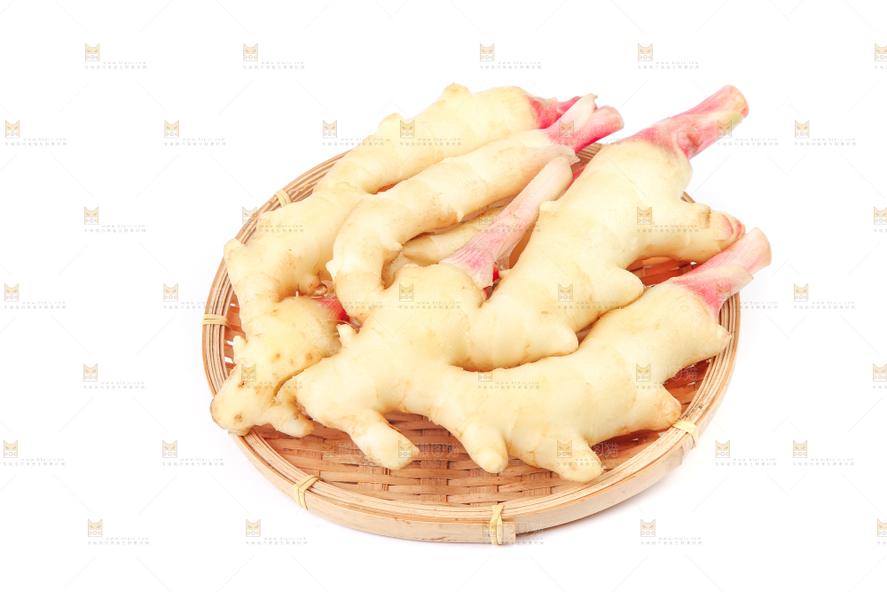 白底上放着一篮嫩姜