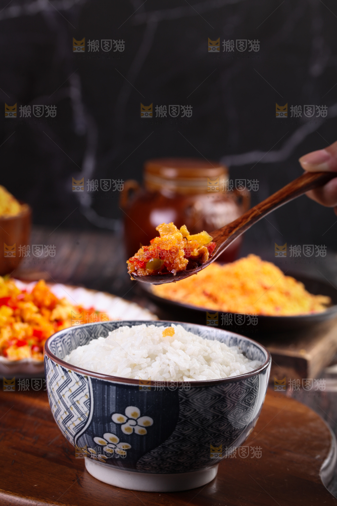木底上放着一碗炸胡椒饭