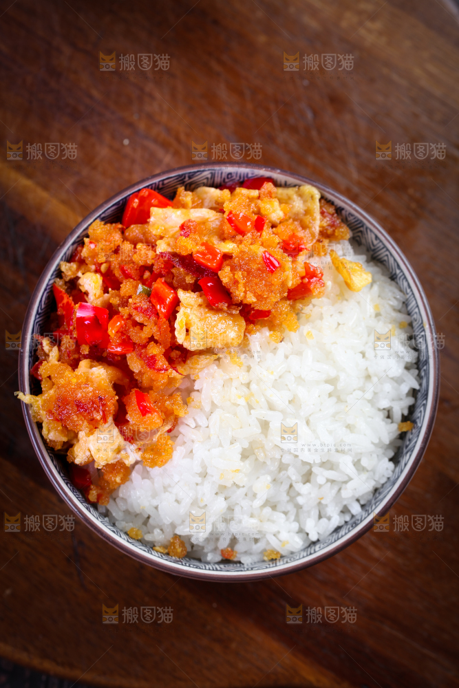 木底上放着一碗炸胡椒饭