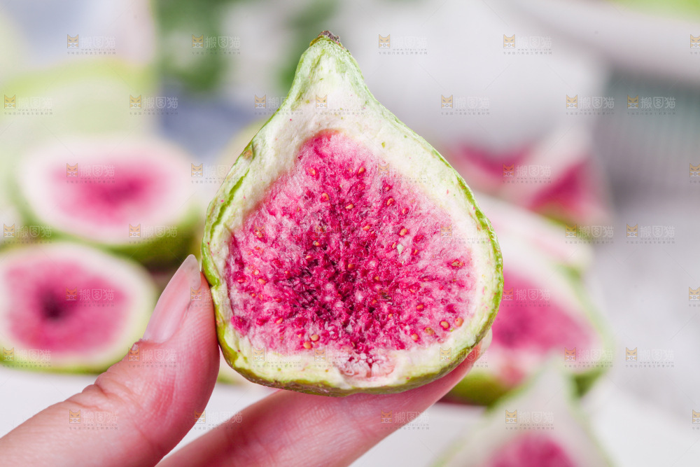 手上拿着无花果干