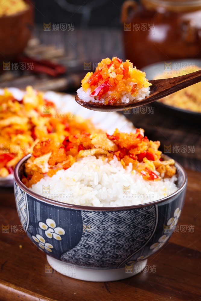 勺子上舀着炸胡椒
