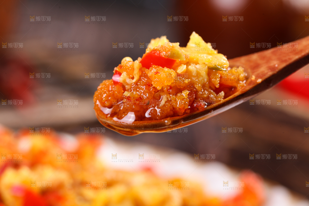 勺子上舀着榨广椒粉