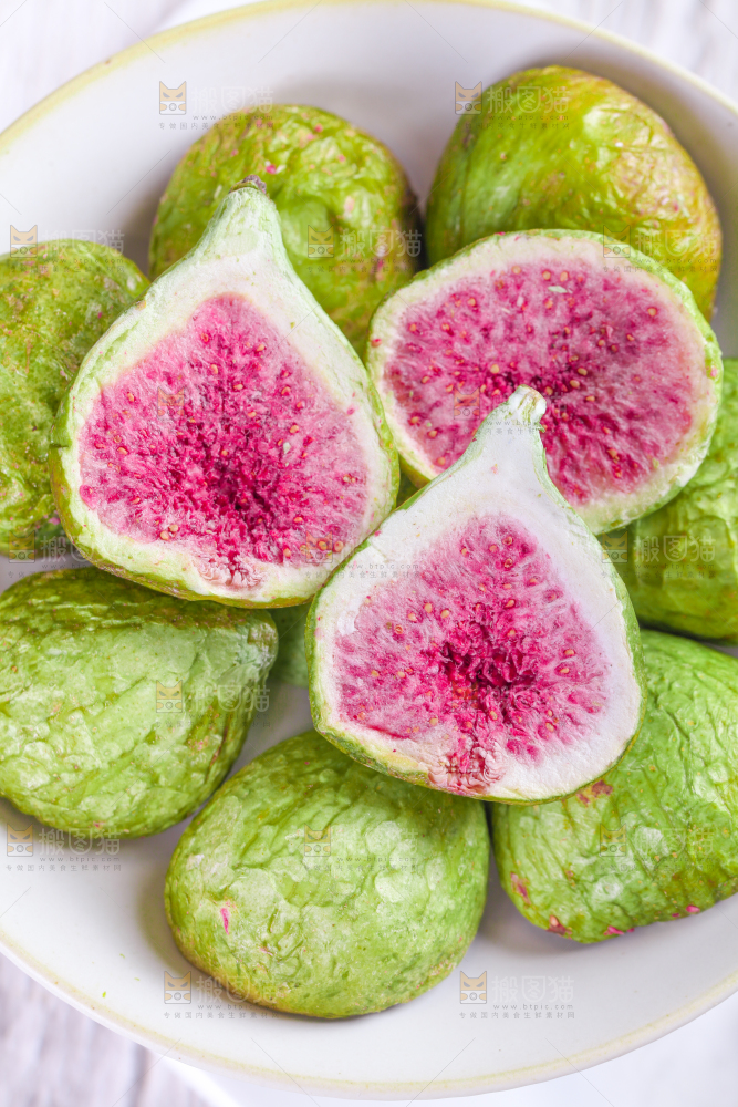 盘子里放着无花果干