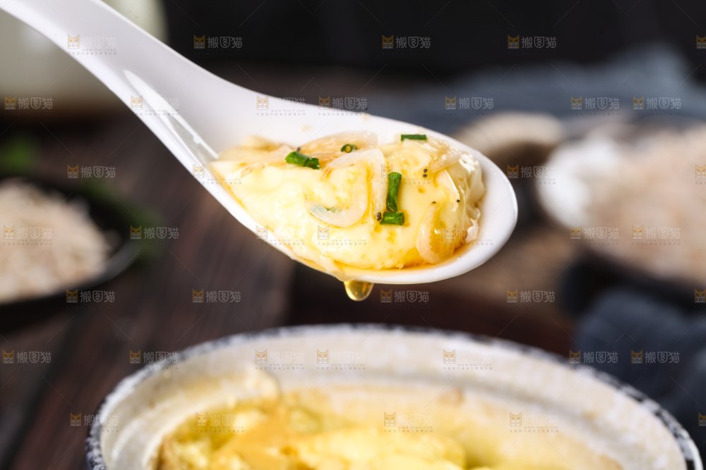 勺子上舀着鸡蛋虾米羹
