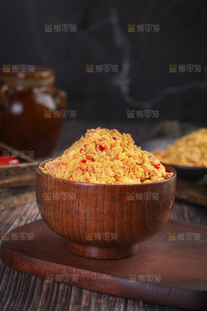 木底上放着一碗榨广椒粉