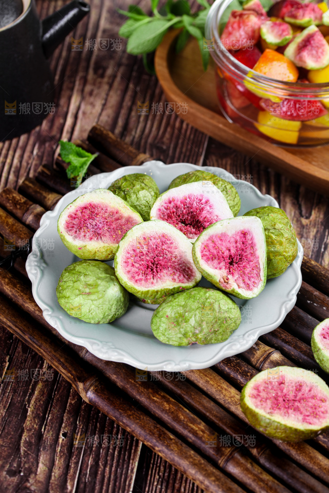 木垫上放着一盘无花果干