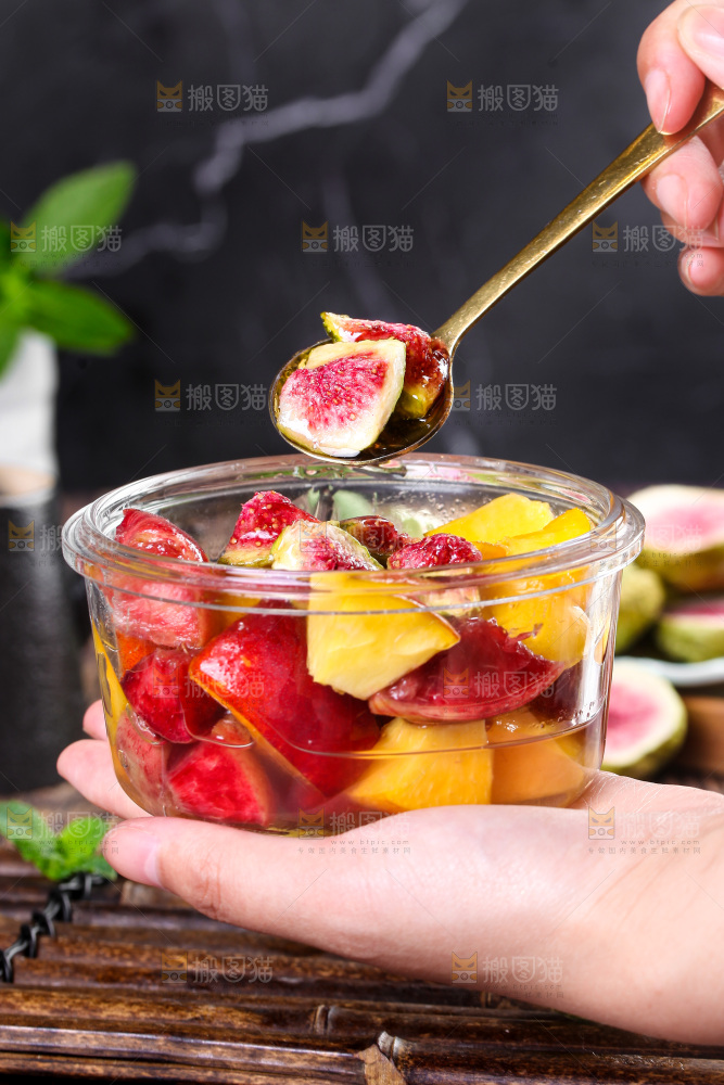 勺子上舀着水果组合