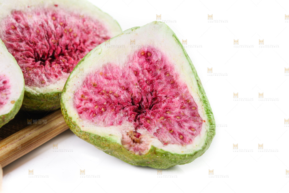 木垫上放着无花果干