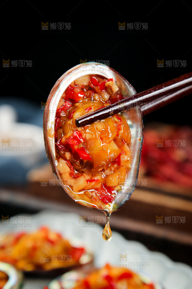 筷子上夹着蒜蓉鲍鱼