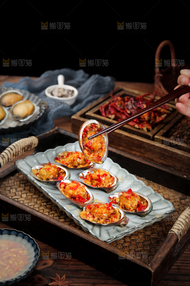 筷子上夹着蒜蓉鲍鱼